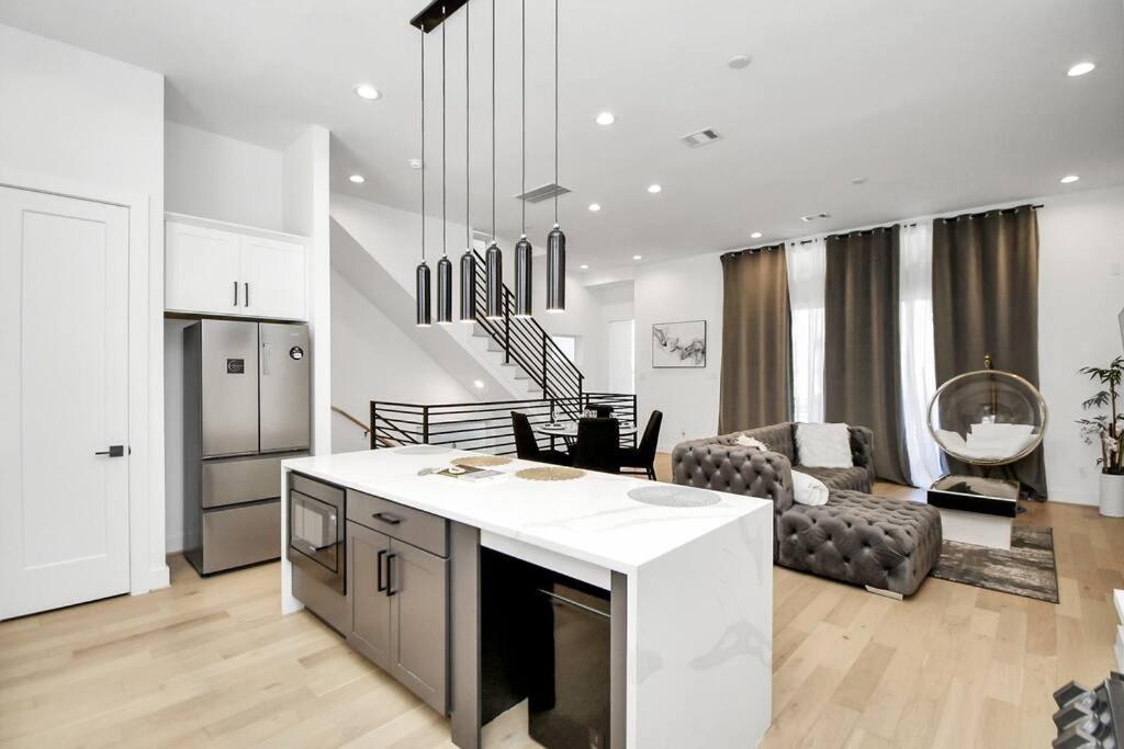 Villa Blisshaven Luxe & Spacious In Downtown With Soaking Tub ,rooftop And Free Parking
