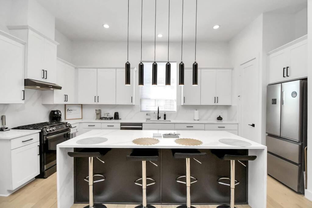 Blisshaven Luxe & Spacious In Downtown With Soaking Tub ,rooftop And Free Parking Villa Houston