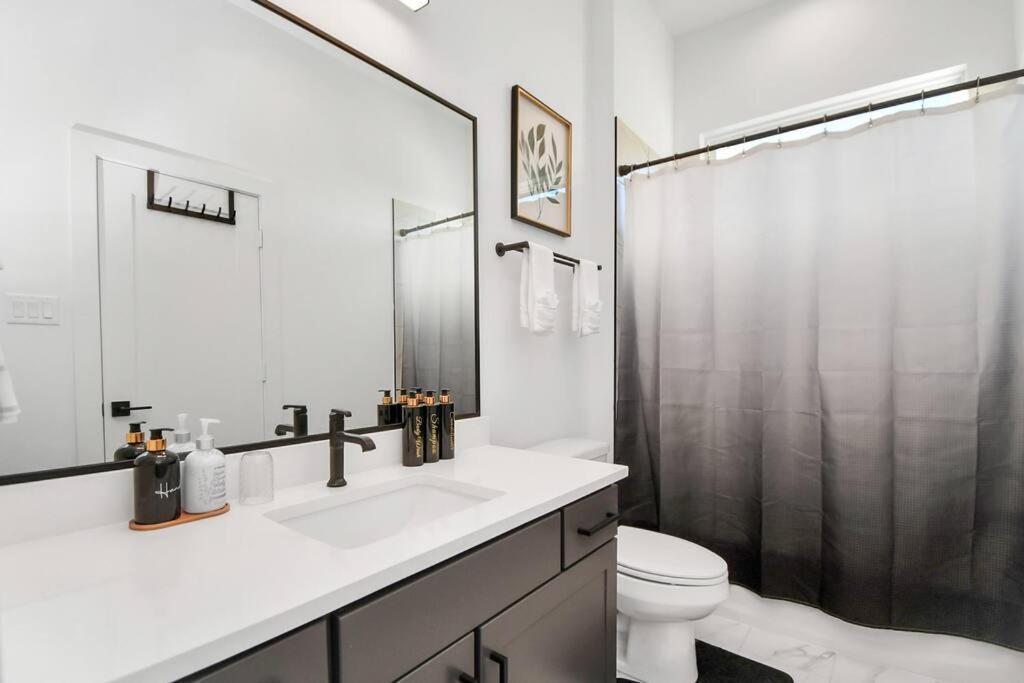 Blisshaven Luxe & Spacious In Downtown With Soaking Tub ,rooftop And Free Parking