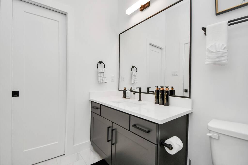 Blisshaven Luxe & Spacious In Downtown With Soaking Tub ,rooftop And Free Parking Villa Houston