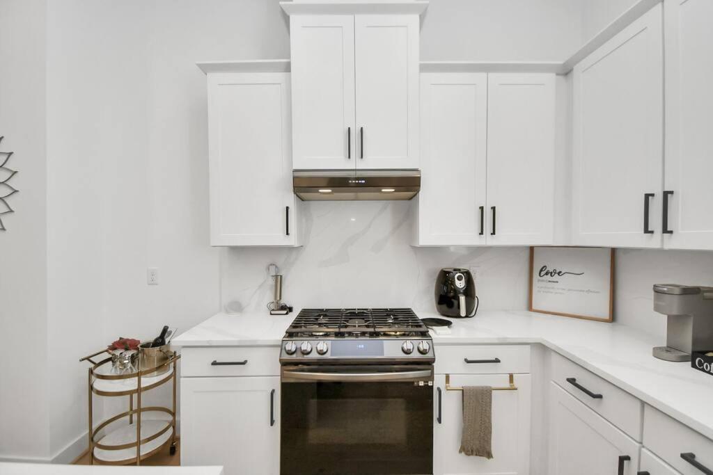 Blisshaven Luxe & Spacious In Downtown With Soaking Tub ,rooftop And Free Parking Villa