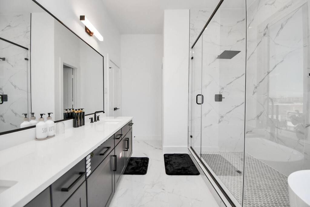 Villa Blisshaven Luxe & Spacious In Downtown With Soaking Tub ,rooftop And Free Parking *