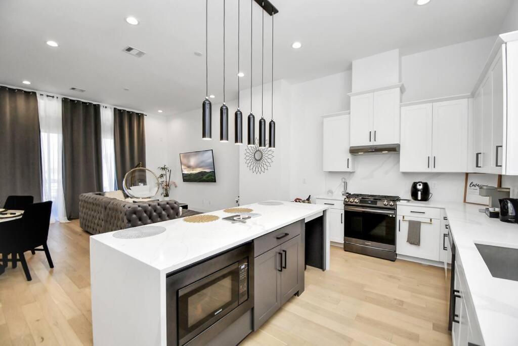 Villa Blisshaven Luxe & Spacious In Downtown With Soaking Tub ,rooftop And Free Parking *